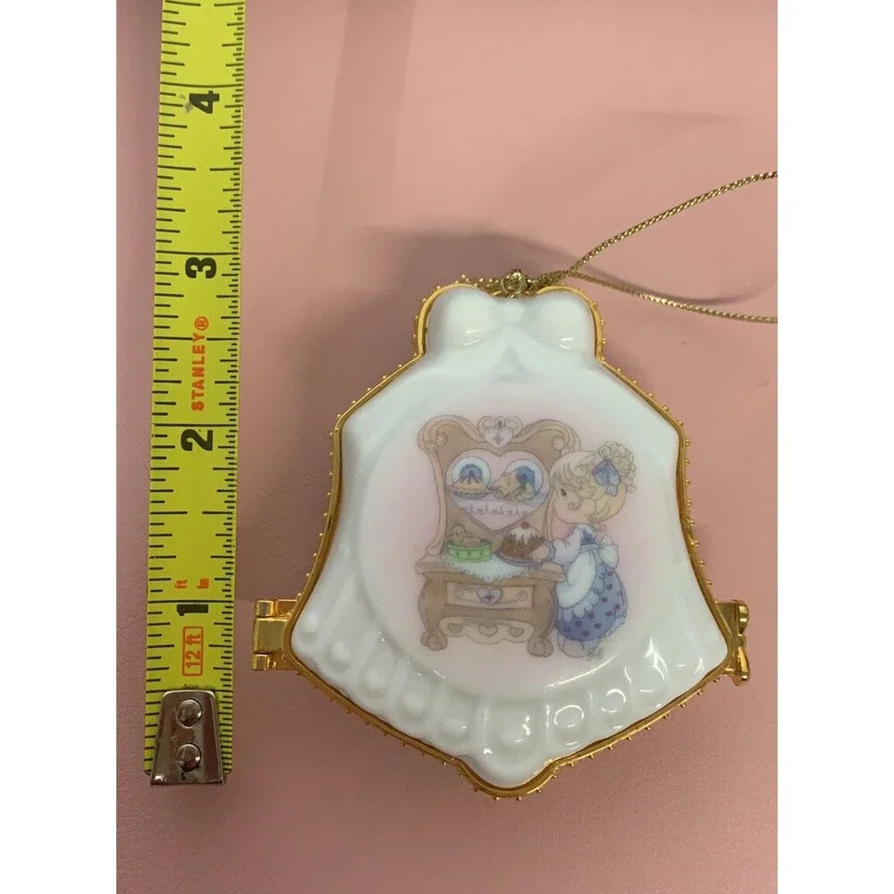 Precious Moments Photo Locket Bakery Ornament “Special place In My Heart” 2001